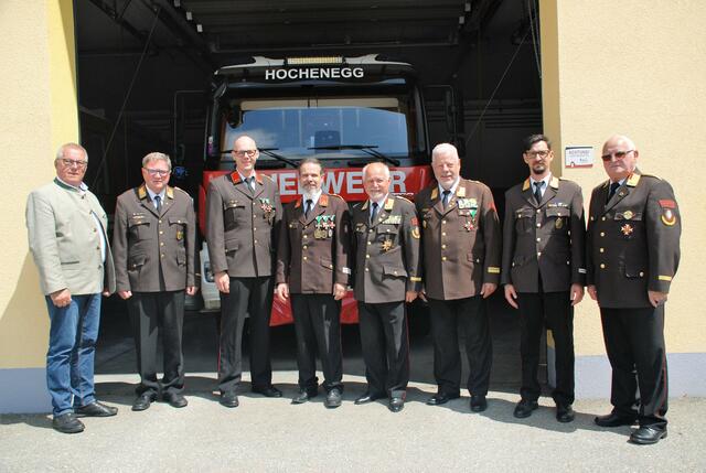 Die anwesenden Ehrengäste gratulierten dem neu gewählten Kommando bei der Wehrversammlung in Hochenegg 