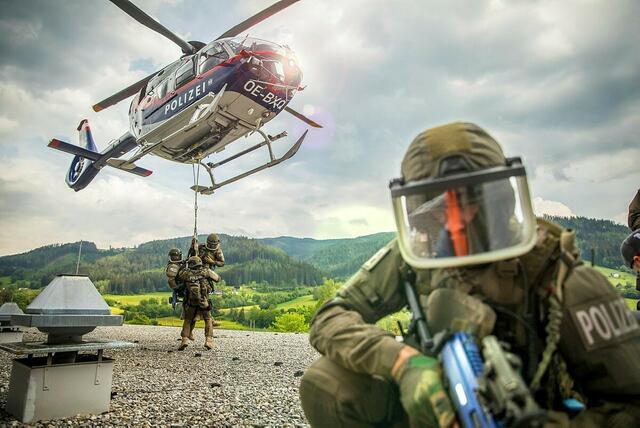Polizeihubschrauber und Beamte des Einsatzkommandos (EKO) Cobra beim Abseilen aufs Dach des Landespflegezentrums. | Foto: BMI