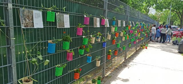 Der Schulzaun wurde zur künstlerischen Bühne. | Foto: Vienna Tschick Challenge