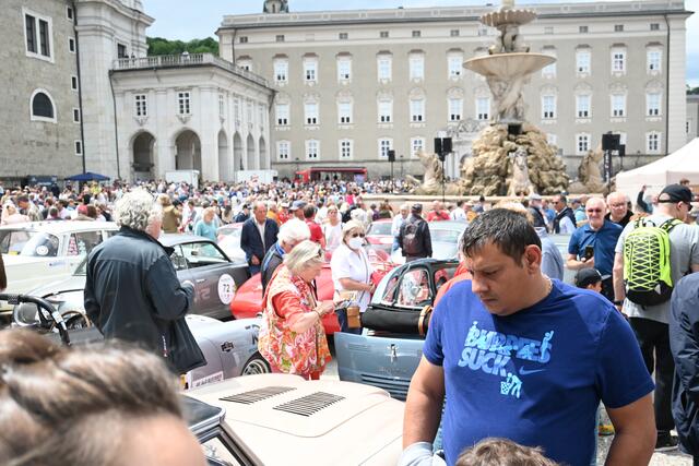 Zahlreiche Besucher bewunderten die historischen Autos. | Foto: Martin Schöndorfer, 2022