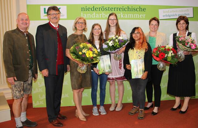 NÖ LAK-Vizepräsident Karl Orthaber, NÖ LAK-Präsident Andreas Freistetter, Landeshauptfrau Johanna Mikl-Leitner, die geehrten Lehrlinge Jasmin Hagmann, Verena Fröschl und Micheal Diana-Melody, NÖ LK-Vizepräsidentin Andrea Wagner und NÖ LAK-Vizepräsidentin Josefa Czezatke. | Foto: NÖ LAK