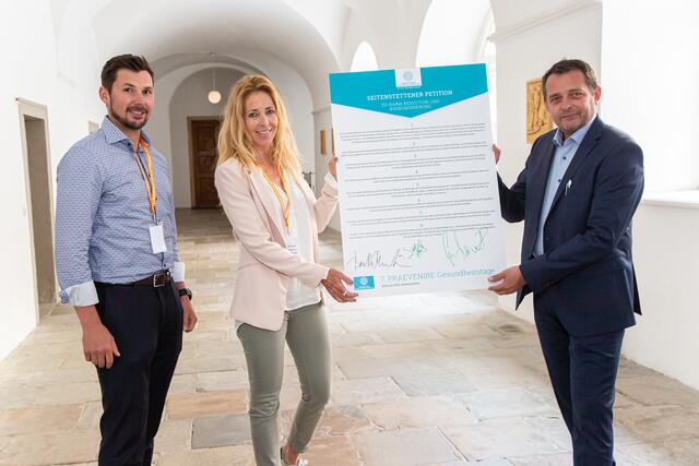 Georg Jillich, Susanne Siokola-Tomandl und Martin Barth zählten zu den Ersten, die die Petition in Seitenstetten unterzeichneten. | Foto: Krisztian Juhasz