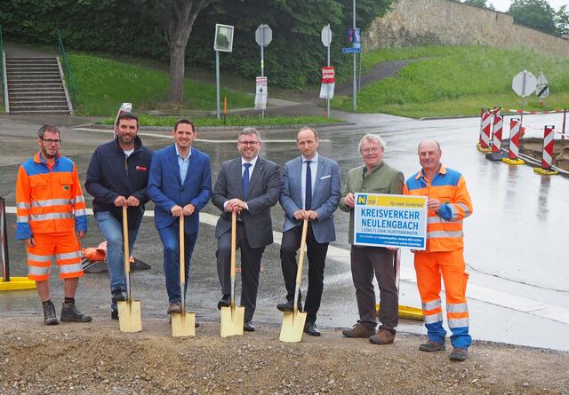 Franz Zeller (Straßenmeisterei Neulengbach), Mag. Florian Steinwendtner (Stadtrat in Neulengbach), Jürgen Rummel (Bgm. von Neulengbach), Landesrat Ludwig Schleritzko, DI Harald Kaufmann (Leiter der NÖ Straßenbauabteilung Tulln), Karl Heinrich (Leiter der Straßenmeisterei Neulengbach), Roman Rauchecker (Straßenmeisterei Neulengbach). | Foto: NÖ STD Mühlbachler