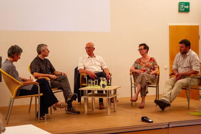 In der anschließenden Podiumsdiskussion wurden Aspekte diskutiert wie das Mobilitätsverhalten in Rgeion und speziell in Neufelden verbessert werden könnne.  | Foto: Grüne Neufelden