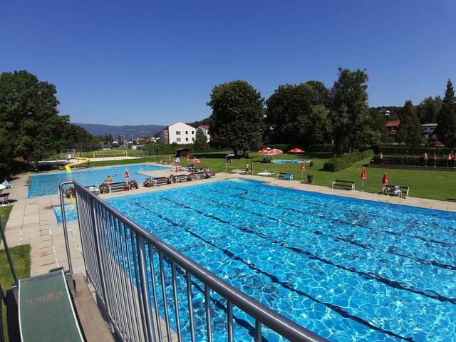Vor allem junge Familien fühlen sich im Stainzer Freibad pudelwohl - nur eine Sanierung könnte es gebrauchen.  | Foto: Andreas Kiendl