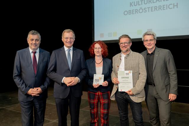 Mittelschuldirektorin Petra Kapeller und Musik- und Instrumentallehrer Johannes Zeleny (2.v.re.) bei der Verleihung des Gütesiegels.  | Foto: Land OÖ