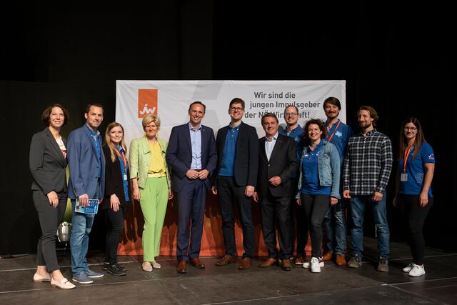 Beim Jungunternehmertag JUTA 2022: v.l. Zielgruppenmanagement-Leiterin Nicole Wöllert, JW-Landesvorsitzender-Stv. Stefan Seif, JW-Landesgeschäftsführerin Christina Hiesberger, WKNÖ-Direktor-Stv. Alexandra Höfer, Wirtschaftslandesrat Jochen Danninger, JW-Landesvorsitzender Mathias Past, WKNÖ-Präsident Wolfgang Ecker, JW-Landesvorsitzender-Stv. Martin Freiler, Katharina Alzinger-Kittel und Stephan Pichler-Holzer, beide JW Landesvorstand, Science Buster Martin Moder und Daniela Linauer (WKNÖ). | Foto: David Schreiber