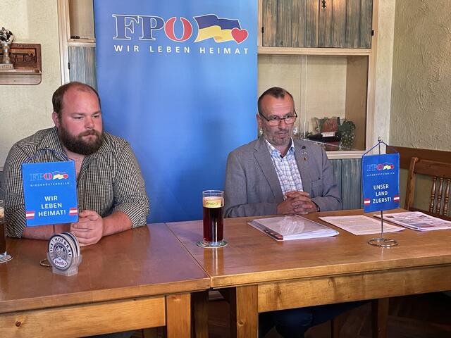 Gemeinderat Andreas Stern (l.) und Nationalrat Alois Kainz bei der Pressekonferenz im Gasthaus Hacker in Zwettl. | Foto: bs