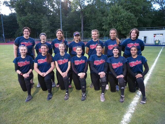 Ein aktuelles Teamfoto vom 26. Mai: Hintere Reihe stehend von links nach rechts: Headcoach Gabi Hardinger, Anna-Lisa Simunek, Lisa Rachbauer, Paula Rachbauer, Timna Färber, Stefanie Rachbauer, Sabrina Sageder
Vordere Reihe kniend von links nach rechts: Miriam Gubo, Liliana Kukucková, Iris Martini, Amelie Bramberger, Martina Lackner-Keil, Viktoria Mayr, Sayen Hasenöhrl | Foto: Witches Linz