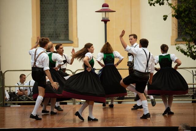 Schneidig aufgespielt und -getanzt wird am Wochenende vom 10. bis zum 12. Juni beim Bezirkstrachtenfest in Fulpmes! | Foto: Stubaier Bauerntheater
