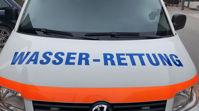 Drei Personen wurden aus der Saalach gerettet. Die Feuerwehren von Saalbach bis Saalfelden sowie die Polizei, das Rote Kreuz und die Wasserrettungen der Region waren im Einsatz.  | Foto: BBL