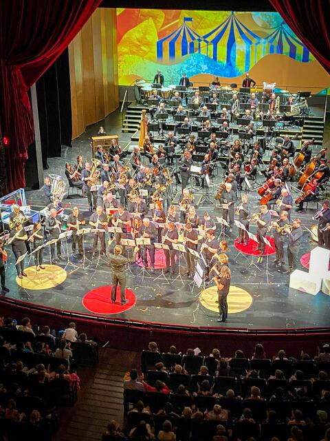 Große Bühne für die Bärnbacher Musikschülerinnen und Musikschüler und Mitglieder der Glasfabriks- und Stadtkapelle Bärnbach | Foto: Oper Graz/Oliver Wolf