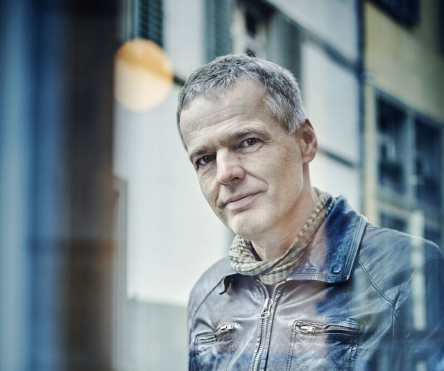 Der bekannte Autor Wolf Haas liest im Klagenfurter Burghof aus seinem neuen Buch "Müll" vor. | Foto: Gerry Nitsch