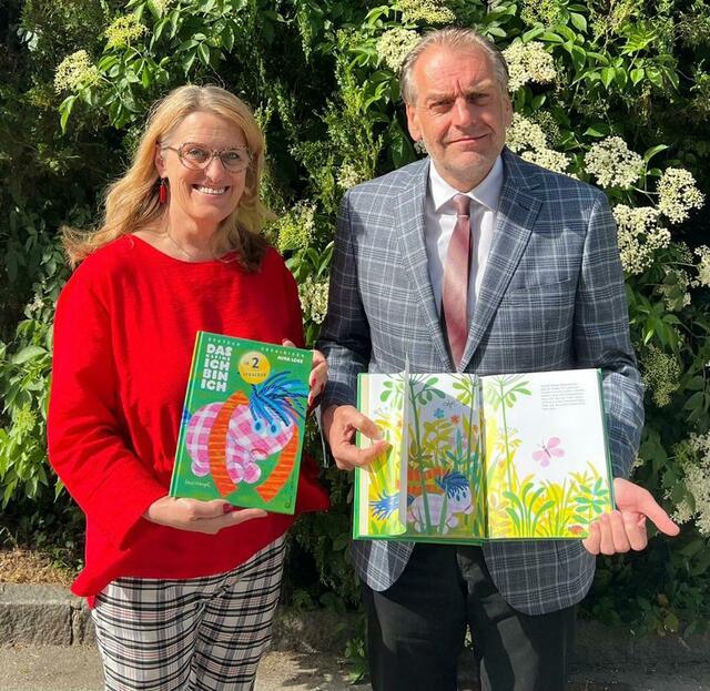 Landesrätin Ulrike Königsberger und Vorsitzender der Kinderfreunde NÖ Andreas Kollross mit dem Kinderbuchklassiker von Mira Lobe | Foto: zvg