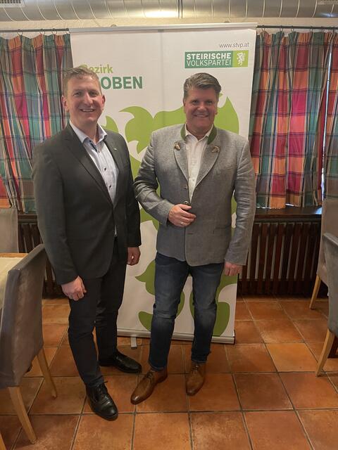 Bezirksparteiobmann Bgm. Andreas Kühberger (v.l.) mit dem wiedergewählten ÖVP-Ortsparteiobmann und Bürgermeister von Kraubath Erich Ofner  | Foto: ÖVP Leoben