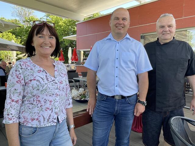Das Seebuffet von Erwin und Anna Neuhold ist sehr beliebt, Bürgermeister Mario Trinkl (Mitte) freut sich darüber. | Foto: Elisabeth Kloiber