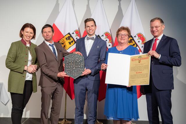 Von links: Agrar-Landesrätin Michaela Langer-Weninger, Johann Peter Huber, Valentin Huber, Elfriede Huber und Landeshauptmann Thomas Stelzer. | Foto: Land OÖ/Schaffner
