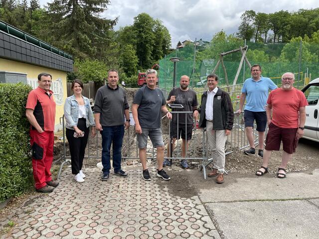 Vorarbeiter Des Bauhof Gemeinderat Willi Pitterle, Gemeinderätin Romina Wais, Leiter des Bauhofs Ingenieur Thomas Schweiger, Stadtrat für Sport und Bad Johann Schildbeck, Wassermeister Werner Reischer, Bürgermeister Albert Pitterle, Stadtamtsdirektor Ingenieur Oliver Speck, Gemeinderat Franz Mühlbauer. | Foto: Christoph Leitner 