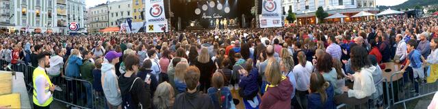 Der Gmundner Rathausplatz war gut gefüllt: Konzert von Alvaro Soler bei "Gmunden rockt". | Foto: Peter Sommer