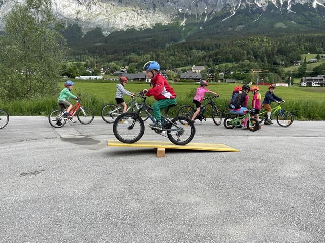 Die Kinder-Radtrainings erfreuen sich immer größerer Beliebtheit: In Sankt Martin am Grimming sind bis zu 26 Kinder dabei. | Foto: Schneeberger