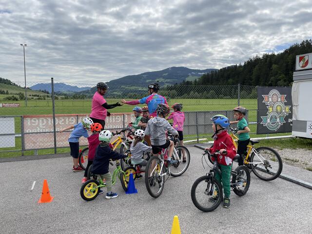 Ab und zu gibt's auch mal ein Gummibärli – selbst für die Trainer. | Foto: Schneeberger