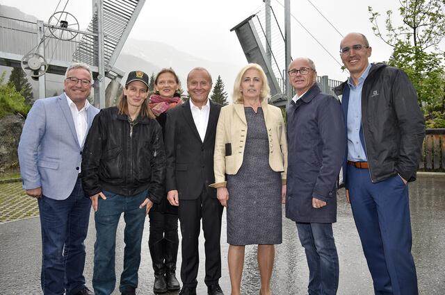 Eröffnung des neuen Rundwegs sowie der Zugbrücke auf der Burg Mauterndorf: Im Bild v.l.: Landeshauptmann-Stellvertreter Heinrich Schellhorn, Künstlerin Toni Schmale, Architektin Monika Trimmel, Bürgermeister Mauterndorf Herbert Eßl, Burgverwaltung Mauterndorf Ingeborg Stolz, Landeshauptmann-Stellvertreter Christian Stöckl, Geschäftsführer Salzburger Burgen &amp; Schlösser Maximilian Brunner
 | Foto: Foto:  Salzburger Burgen &amp; Schlösser Betriebsführung