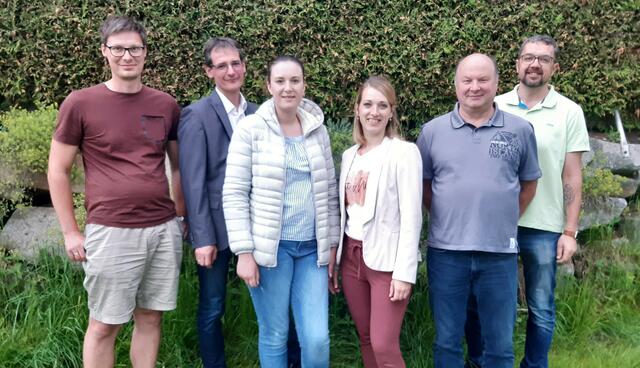 Das Initiatoren-Team des neuen Gemeinschaftshauses in Kronast rund um Obmann Karl Weidinger (zweiter von rechts) und Johanna Manzenreiter (dritte von rechts).  | Foto: SPES