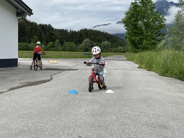 Selbst mit dem Laufrad können Kinder am Training teilnehmen. Der Spaß steht bei jeder Einheit im Vordergrund. | Foto: Schneeberger