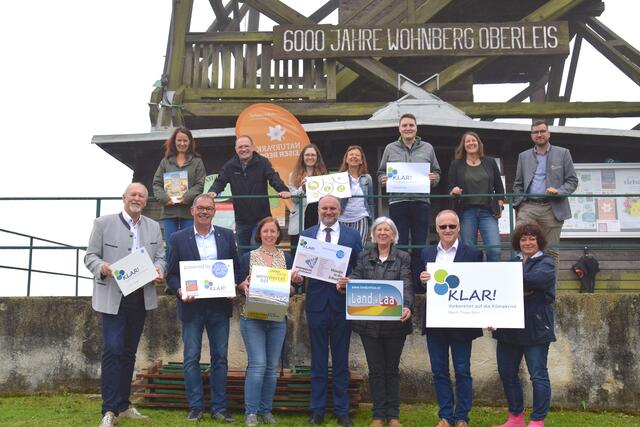Vernetzungstreffen am Oberleiser Berg: LEADER-Managerin Christine Filipp mit Vertretern der KLAR-Regionen Weinviertel Dreiländereck, March-Thaya-Auen, Land um Laa, Leiser Berge, Mistelbach-Wolkersdorf und Südliches Weinviertel. | Foto: Sandra Schütz