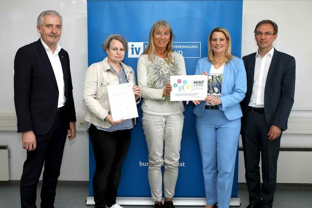 Die Volksschule Oberwart bleibt MINT-Schule: Manfred Gerger (Präsident der Industriellenvereinigung Burgenland), Andrea Sulyok, Marlene Ruiter-Gangol, LRin Daniela Winkler, LSI Jürgen Neuwirth | Foto: VS Oberwart