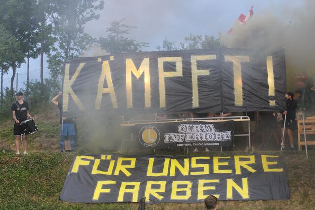 Mit einer hübschen Choregraphie eröffneten die Graberner Fans das Spiel | Foto: arbes