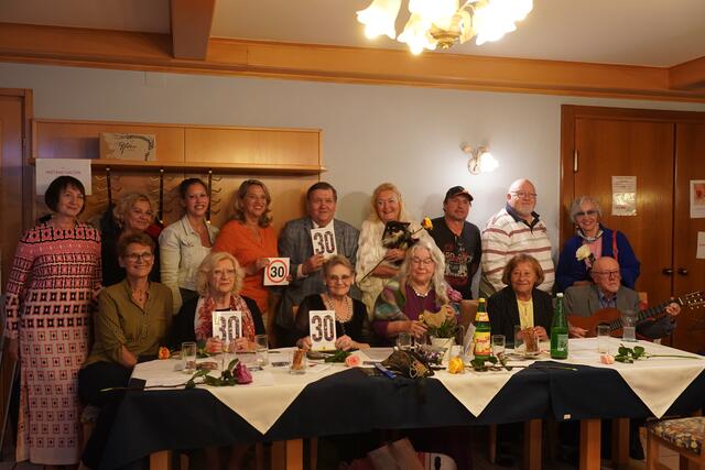 Lesung im Haydnstüberl Hainburg/Donau im September 2021:
Sitzend von li. nach re.: Ildikó Hushegy (SK), Gertrud Hauck, Erika Lugschitz, Margarete Fugger, Gertrude Hubeny Hermann, Jeff Seczer, Gitarre; stehend von li. nach re.: Judita Kaššovicová  (SK), Jana Machačová (SK), Johanna Friedrich, Hainburgs Vizebürgermeisterin Silvia Zeisel, Erwin Matl, Helene Levar, Karl Krammer, Leopold Hnidek und Ewa Ströck.
 | Foto: Christian Zugger