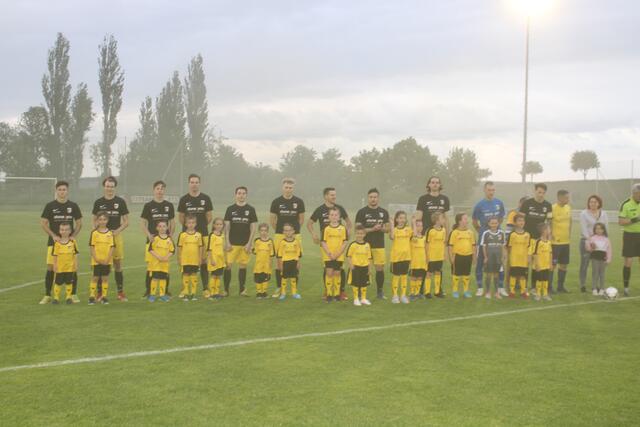 Die U9 Kinder durfte die Spieler der Kampfmannschaft aus Spielfeld begleiten | Foto: arbes