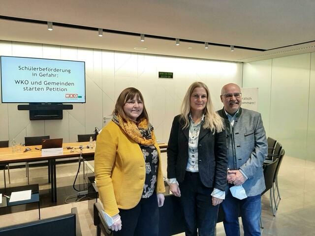 Eva Karrer und Elisabeth Grossmann, hier mit dem Maria Lankowitzer Bürgermeister Kurt Riemer, übergeben am Donnerstag zahlreiche Unterschriften an den Bundesrat. | Foto: Cescutti