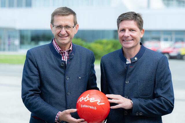 Wirtschafts- und Sportlandesrat Markus Achleitner (li.) mit dem erfolgreichen Trainer Oliver Glasner. | Foto: TEAM FOTOKERSCHI.AT / KERSCHBAUMMAYR