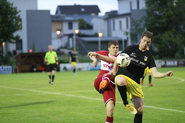 Ein Duell auf Augenhöhe. Grabern gelang in der Schlussphase der Sieg | Foto: arbes