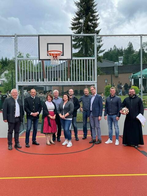 Stolzes Team rund um Bürgermeister Armin Forstner: Multisportanlage ist eröffnet. | Foto: St. Gallen