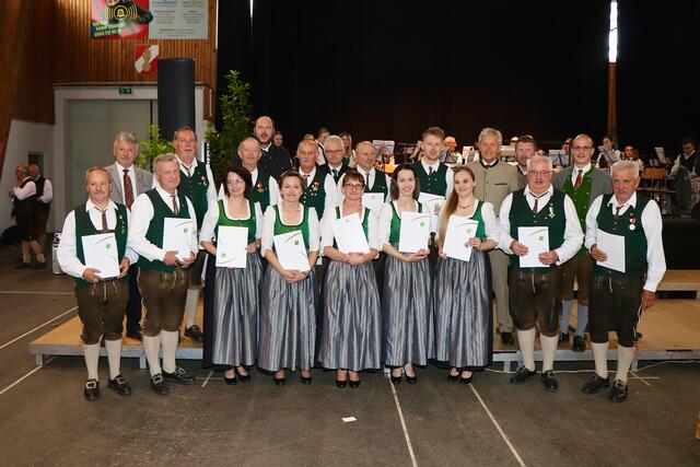 Die geehrten Musiker der Marktmusikkapelle Kaindorf im Kreis der Gratulanten, an der Spitze NR Reinhold Lopatka und LAbg. Hubert Lang. | Foto: Alfred Mayer