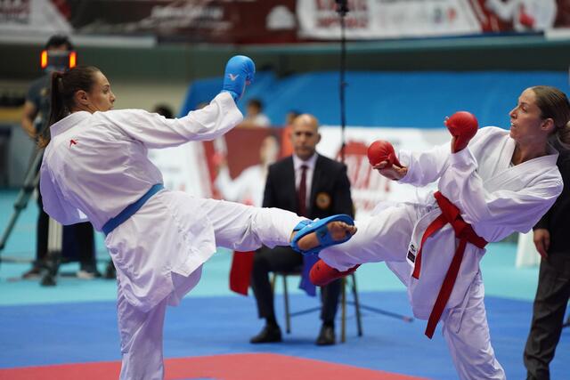 Unbelohnt blieb Alisa Buchingers (links) überzeugender 1:0-Sieg gegen die frischgebackene Europameisterschafts-Bronzene Laura Sivert. | Foto: Martin Kremser/Karate Austria 