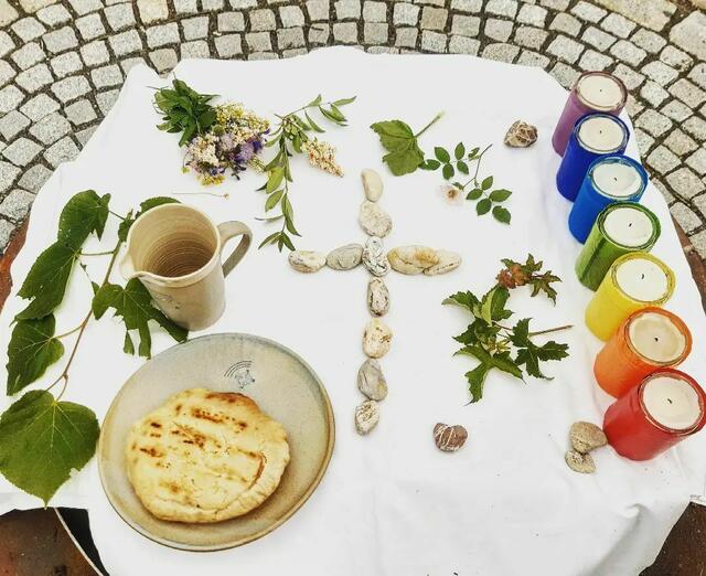 Der von den Konfis geschmückte Altartisch für den Gottesdienst mitten in der Natur