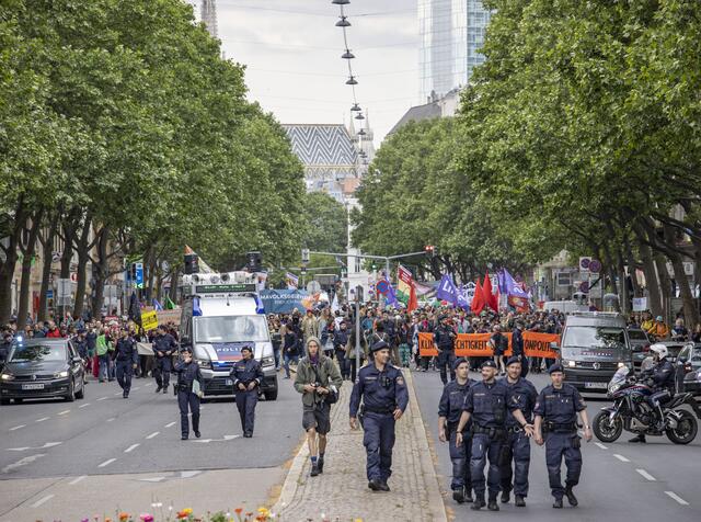 Laut Angaben der Polizei nahmen rund 1.500 Personen an der Demonstration teil. | Foto: TOBIAS STEINMAURER / APA / picturedesk.com