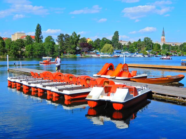 Auch eine Bootsvermietung gibt es; im Hintergrund rechts die Donaufelder Kirche...