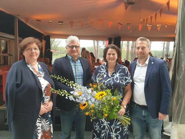 Irene Höfner, Martin Antauer und Klaus Otzelberger bedankten sich bei Edith Mühlberghuber mit einem Blumenstrauß für ihren Vortrag in der Seedose.  | Foto: FPÖ