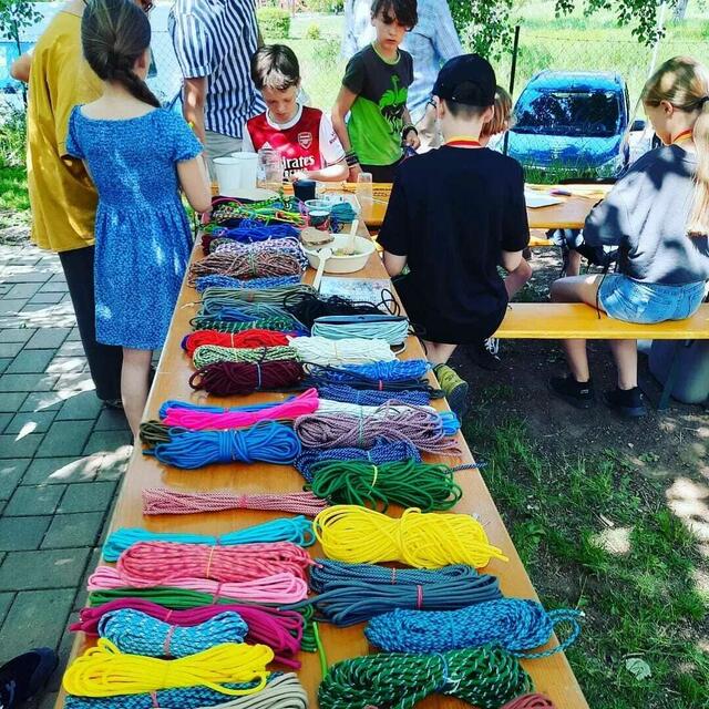 Bunte Schnüre zum Knüpfen