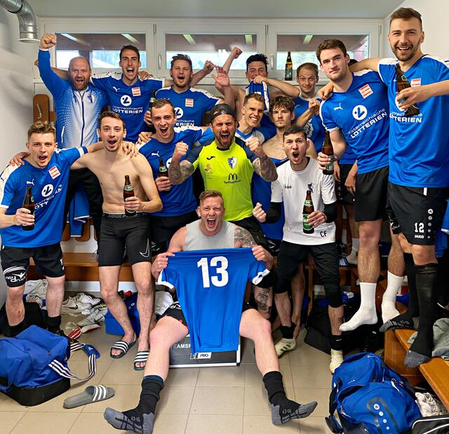 Der SV Blau Weiß Sachsenburg feiert seinen Sieg. Man spielt erfolgreich in der Unterliga West.  | Foto: Foto: Wallner