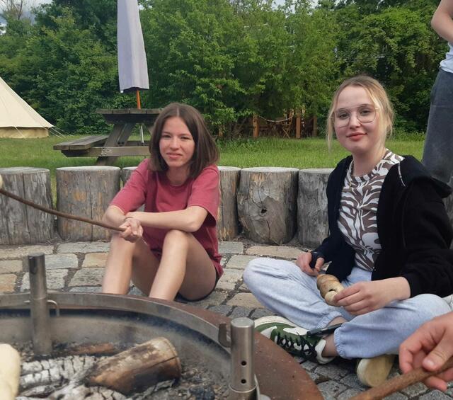 Auch "Steckerlbrot" wurde im offenen Feuer gemacht 