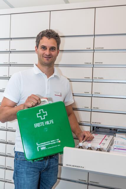 Stefan Dobersberger, Leiter der Stadtapotheke Rohrbach-Berg, weist auf die Bedeutung gut überlegter Inhalte der Reiseapotheke hin. | Foto: Alfred Hofer