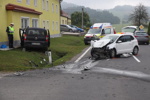Zwei Feuerwehren, Rettungsdienst, Notarzt und die Polizei standen im Einsatz. | Foto: laumat.at/Matthias Lauber