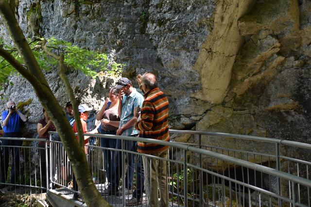 Pfarrer Franz Trondl weihte den neuen Steig und die neue Brücke ein, die zur Ötscher-Tropfsteinhöhle führen. | Foto: Roland Mayr