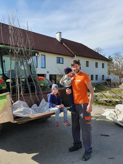 Das Einpflanzen der Obstbäume soll sich auch für die kommenden Generationen lohnen.  | Foto: Cornelia Auinger